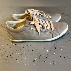 Taos star gray canvas women’s sneaker 7.5